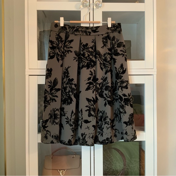 Faith & Joy Pleated Skirt Grey Silver Black Jacquard Pattern Size M - Picture 7 of 10